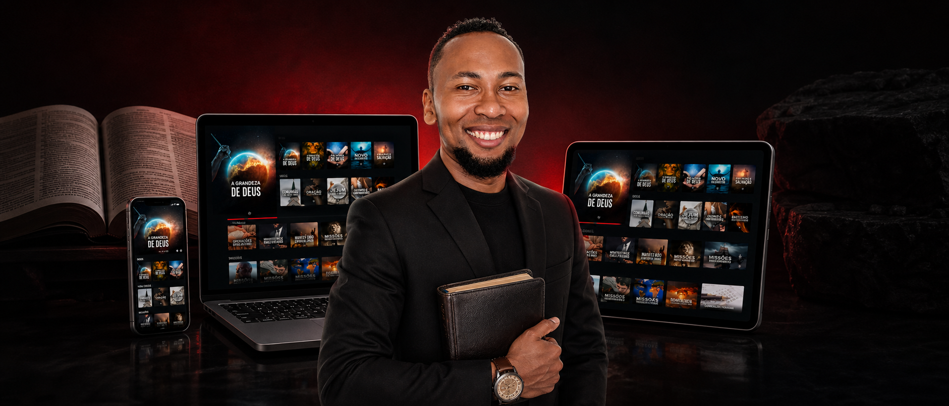 Pr. Lucas Franco ao lado de celular, notebook e tablet exibindo a plataforma Netflix da Bíblia
