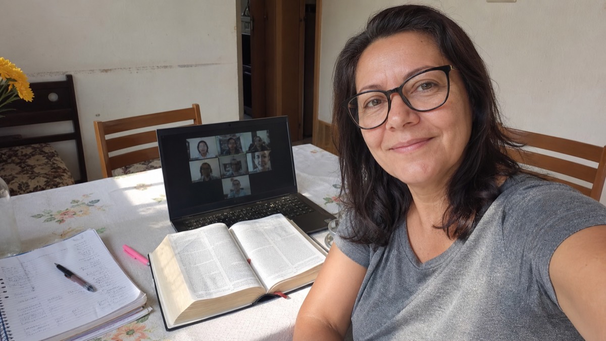 Cena ilustrativa de uma aluna após uma rotina de estudo bíblico